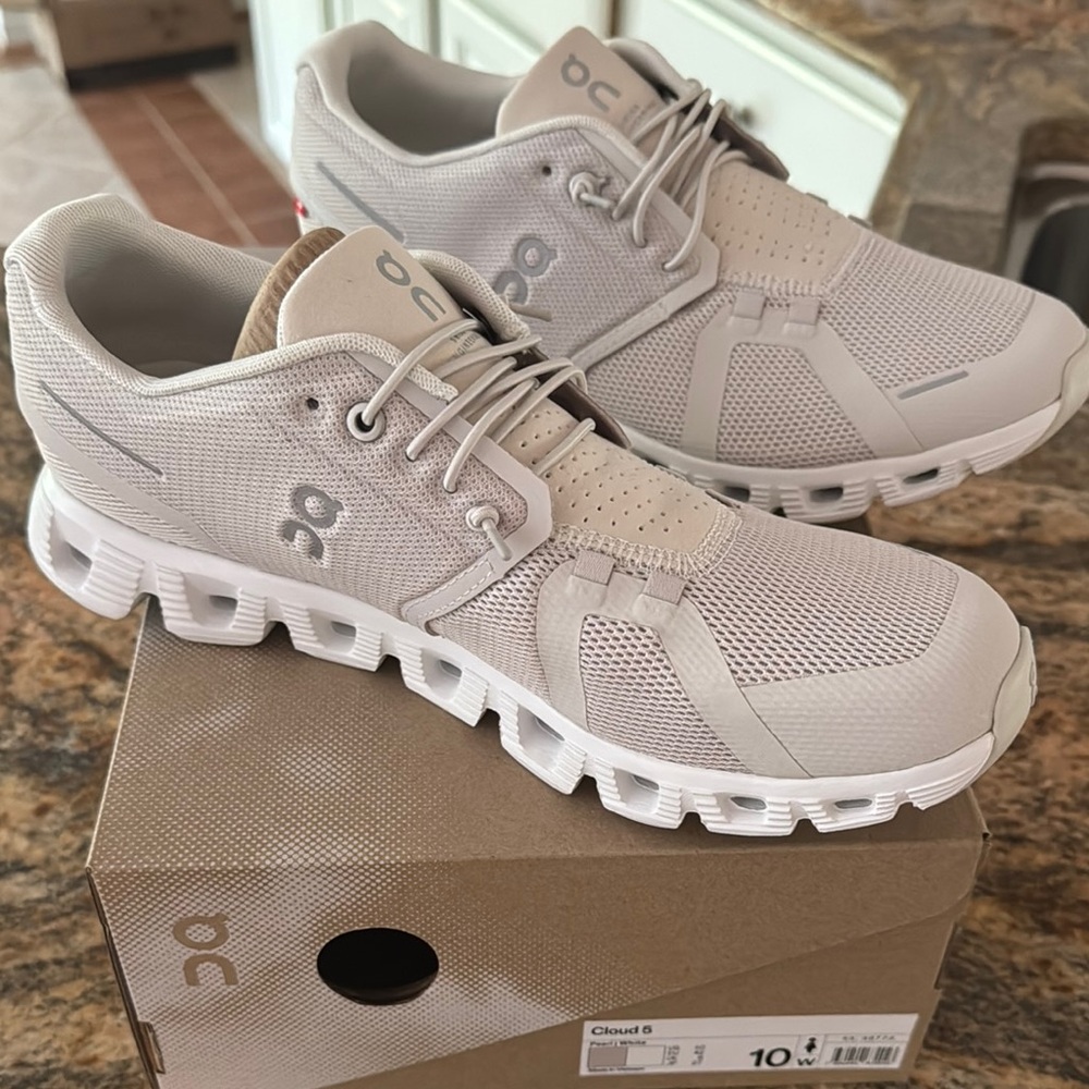 On Running Cloud 5 in Light Gray